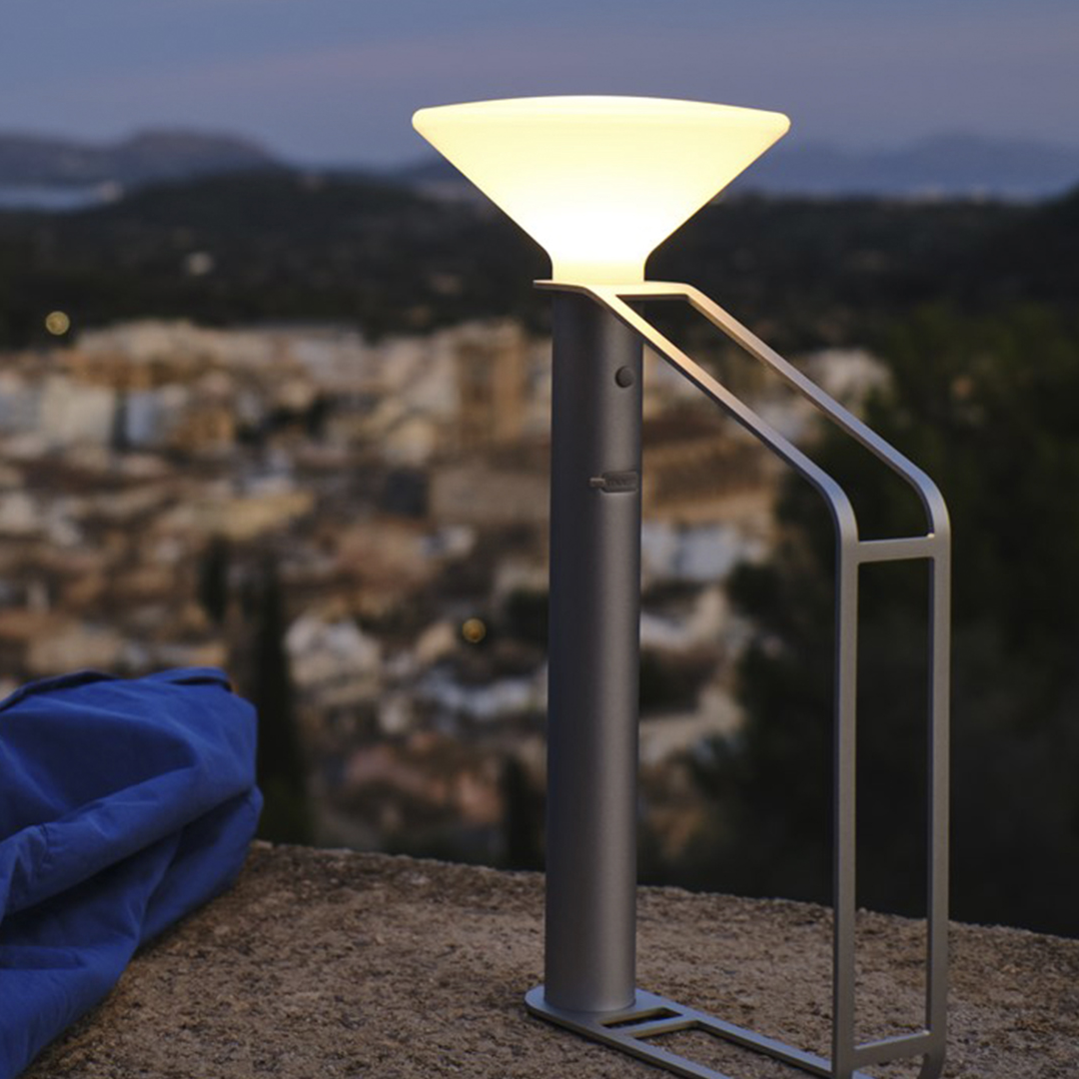 Piton Portable Lamp