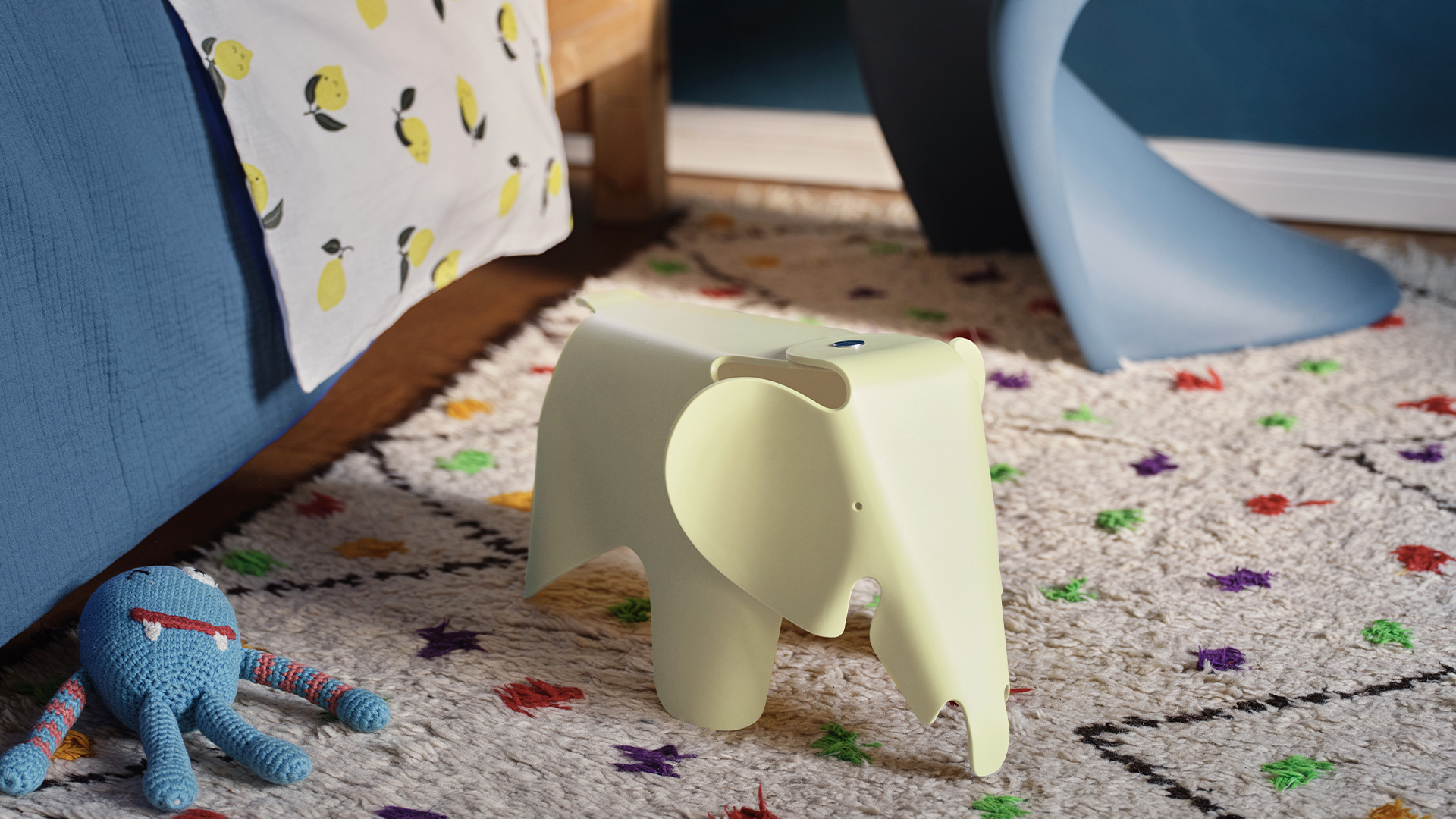 Eames Elephant RE Small, Lifestyle